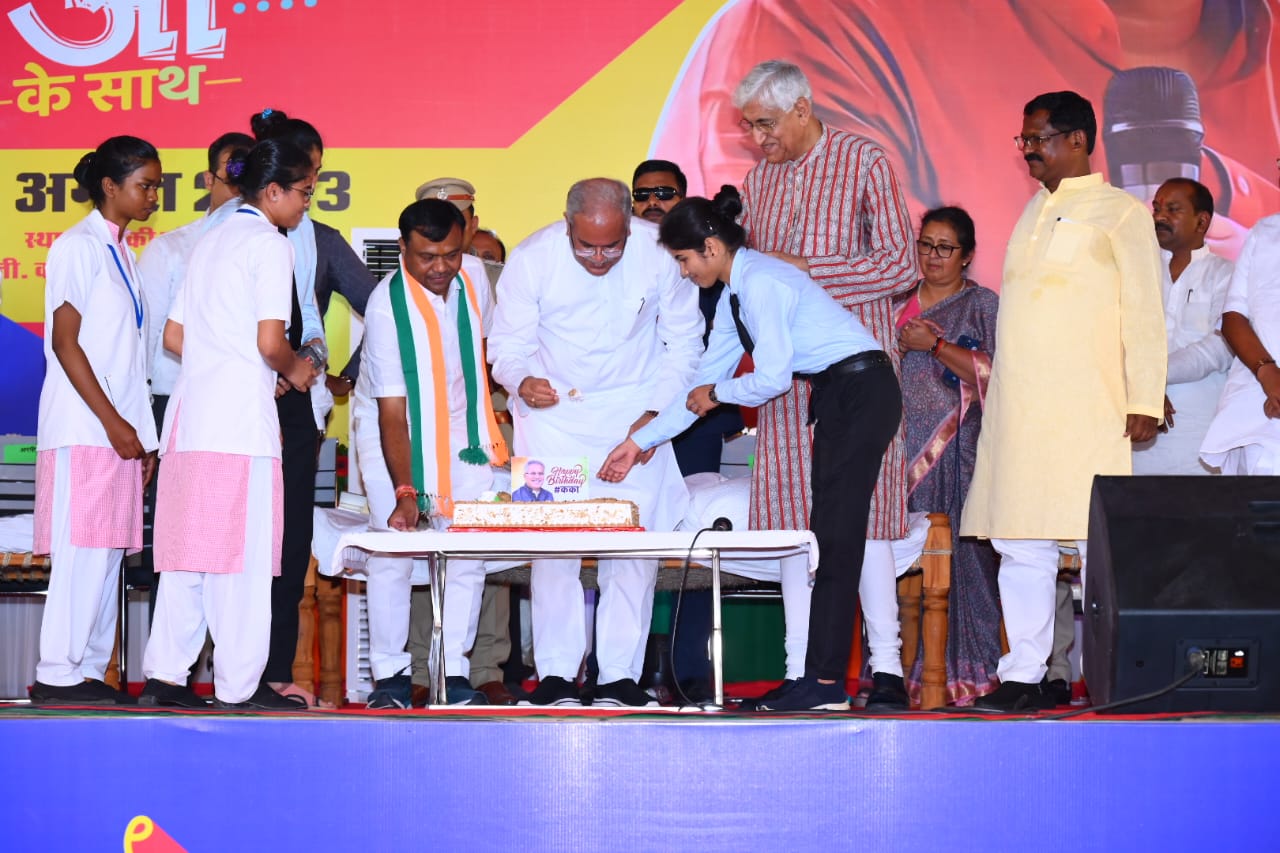 एक दिन पहले अम्बिकापुर में बड़े ही धूमधाम से मुख्यमंत्री का मनाए जन्मदिन