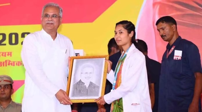 युवाओं के भेंट-मुलाकात में सीएम भूपेश बघेल को स्केच भेंट....