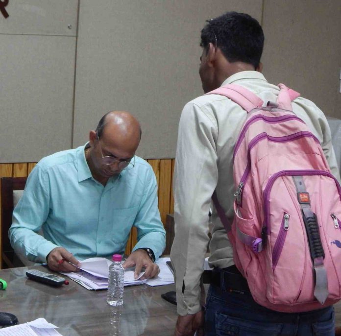 जनचौपाल में आए 54 आवेदन... कलेक्टर ने अधिकारियों को समाधान करने के दिए निर्देश जनचौपाल में आए 54 आवेदन... कलेक्टर ने अधिकारियों को समाधान करने के दिए निर्देश
