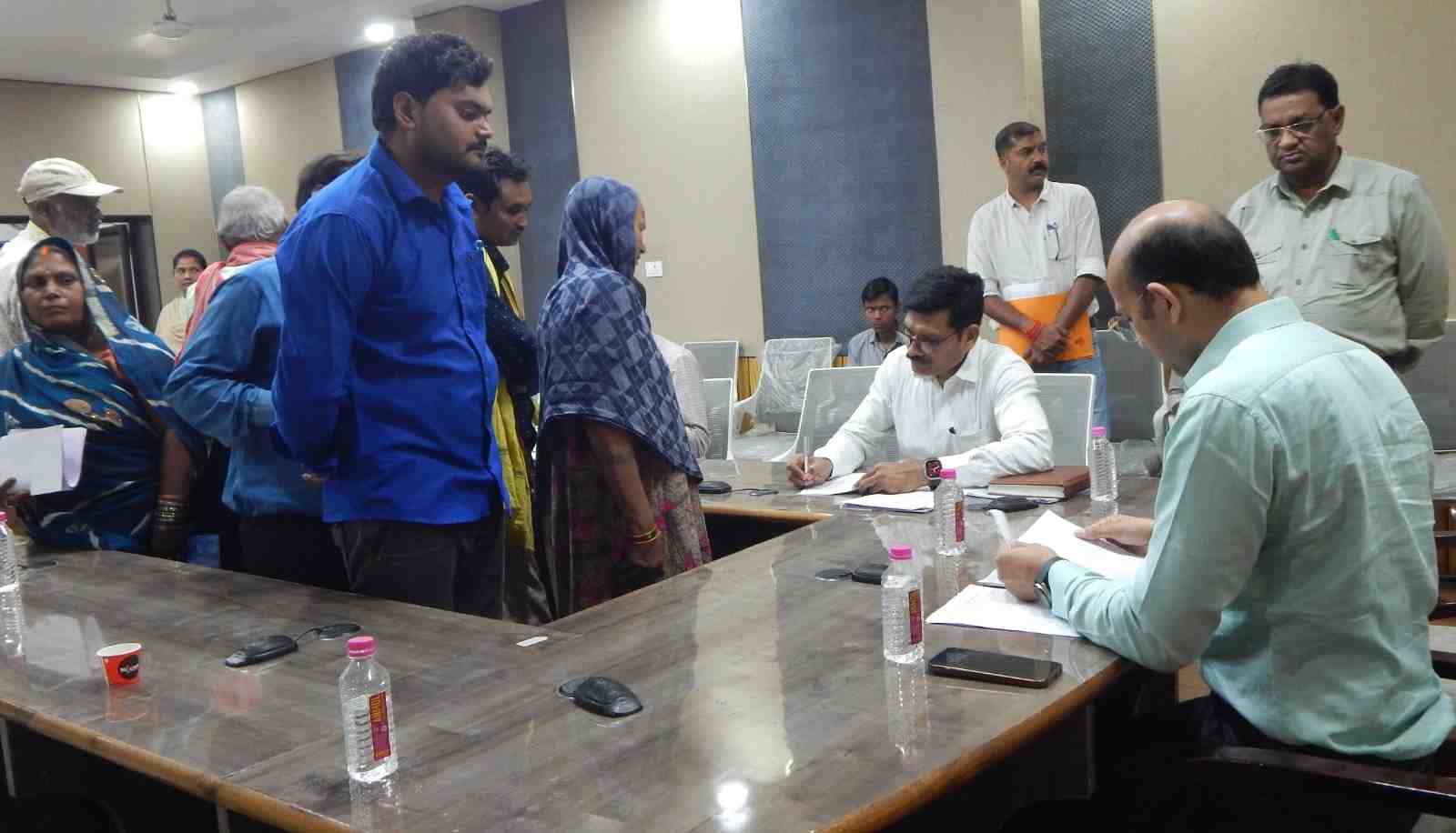 जनचौपाल में आए 54 आवेदन... कलेक्टर ने अधिकारियों को समाधान करने के दिए निर्देश