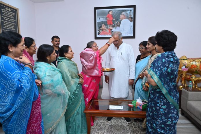 मुख्यमंत्री भूपेश बघेल की कलाई पर सजी गोबर और धान से बनी राखी...